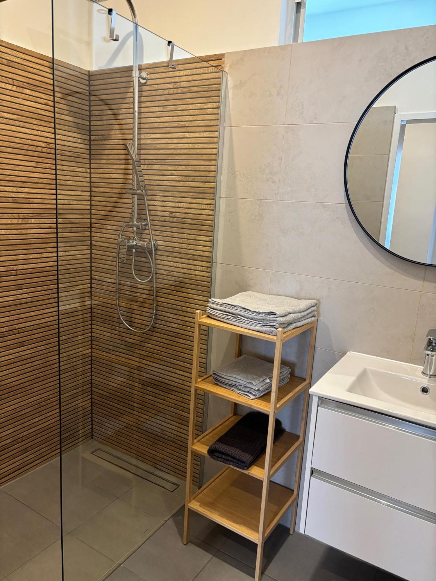 Traumhafte Wohnung Fuer 3, Grosszuegig, Walk In Dusche Viyana Dış mekan fotoğraf